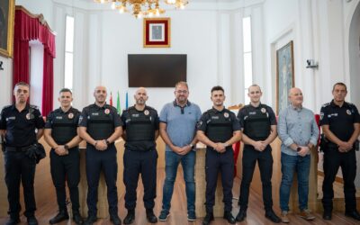 El alcalde firma el acta de posesión de cinco nuevos agentes de la Policía Local de Mérida