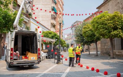 Comienza la instalación de casi 9.000 farolillos en el centro histórico y el recinto ferial con motivo de la Feria y Fiestas de Mérida 2025