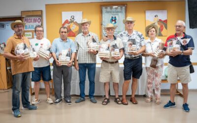 El alcalde destaca el desarrollo de iniciativas que fomenten la participación activa de los mayores en su visita al Hogar de Mayores `El Calvario´, con motivo de la Feria y Fiestas de Mérida 2025