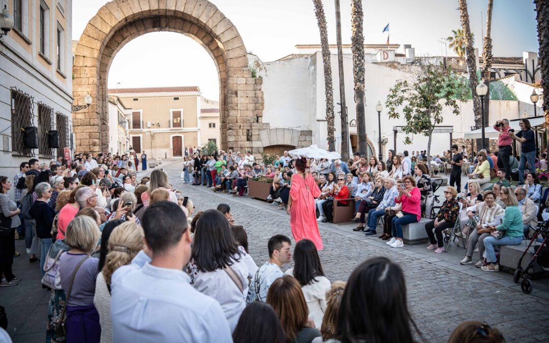 El Ayuntamiento licita la contratación del servicio para la organización de la II Pasarela Emérita Fashion Show en el Arco de Trajano