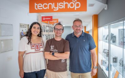 El alcalde y la delegada de Comercio visitanTecnyshop Mérida, la nueva franquicia de telefonía y tecnología móvil que ha abierto sus puertas en la Calle Moreno de Vargas