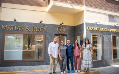 El alcalde visita la nueva Clínica Dental Matías&Roca, tras su reciente apertura en la barriada de Las Abadías, que está experimentando un crecimiento significativo