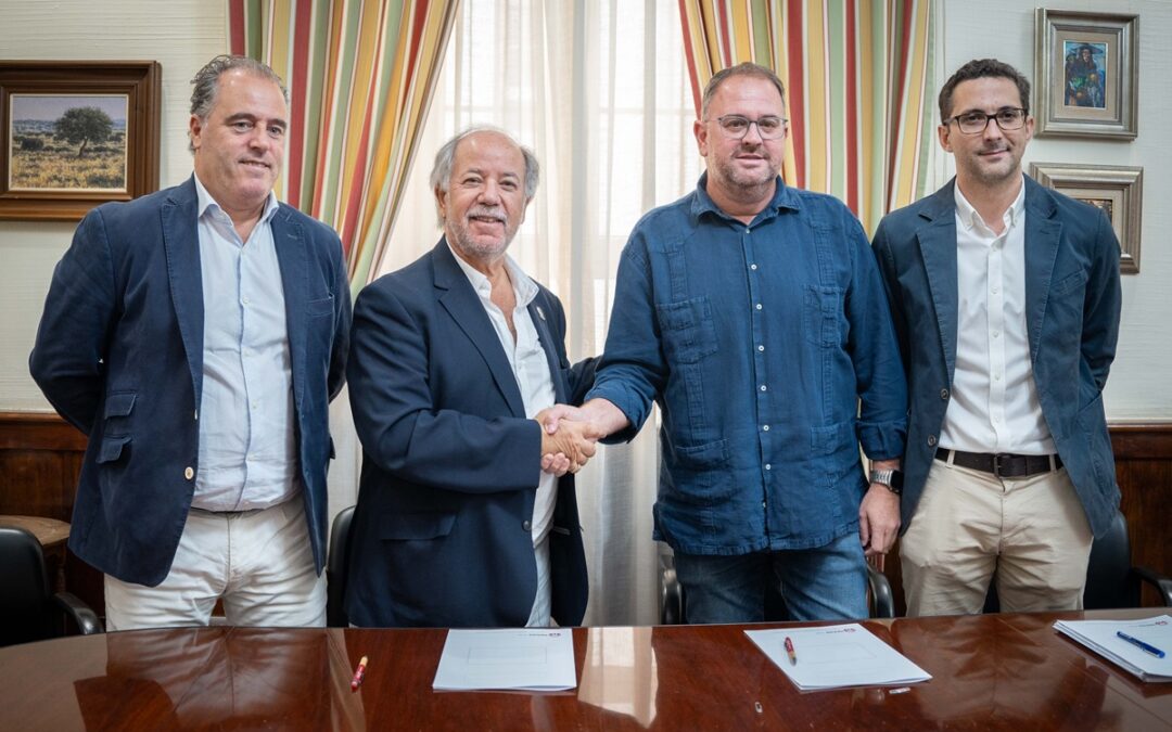 El Alcalde firma con el presidente de la AD Mérida el nuevo convenio de cesión del estadio Romano José Fouto