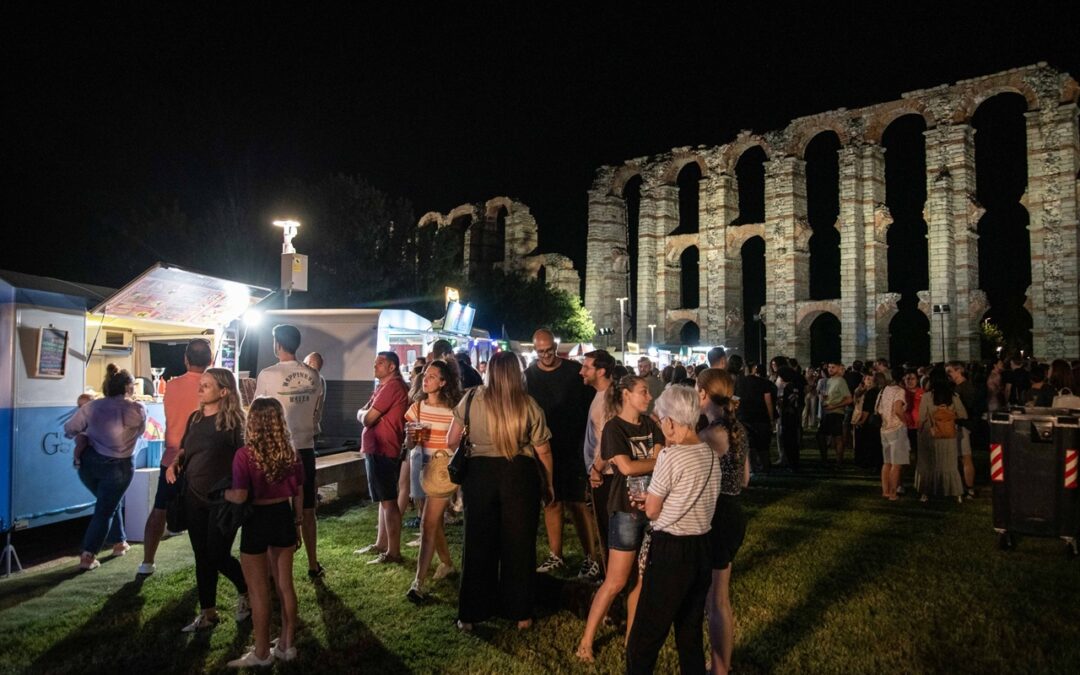 El Acueducto de Los Milagros acoge desde el Jueves el III Festival Mundial Foodtrucks Mérida con gastronomía de todo el mundo y numerosas actividades y conciertos