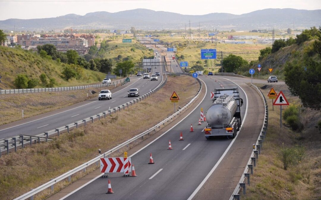 El Ministerio de Transportes sustituye las juntas de dilatación de los viaductos sobre el río Guadiana en la A-5, en Mérida