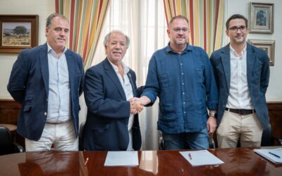 El Alcalde firma con el presidente de la AD Mérida el nuevo convenio de cesión del estadio Romano José Fouto