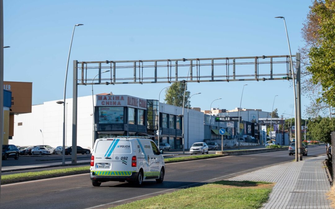Comienza la instalación del nuevo radar en la Avenida Reina Sofía que entrará en funcionamiento tras la aprobación de la Ordenanza de Zona de Bajas Emisiones
