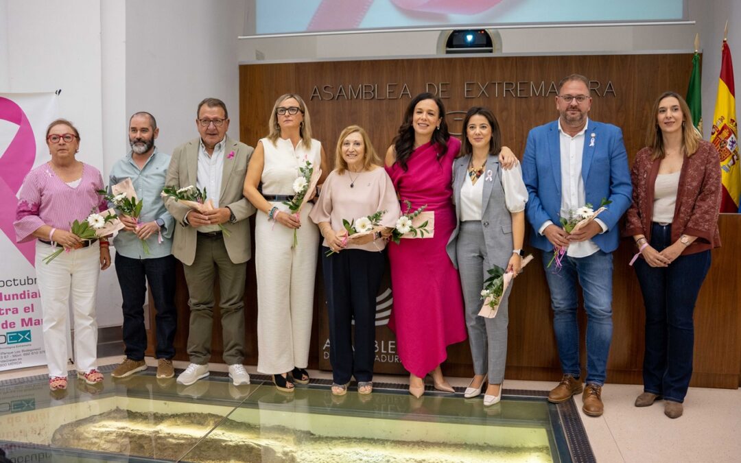 El alcalde traslada a la Asociación Oncológica Extremeña (AOEx) el compromiso del ayuntamiento en materia de prevención e investigación en la lucha contra el cáncer