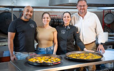 El alcalde visita el negocio hostelero `La Casa de la Paella y el Asado´, situado en el Camino Viejo de Mirandilla , con motivo de su primer aniversario