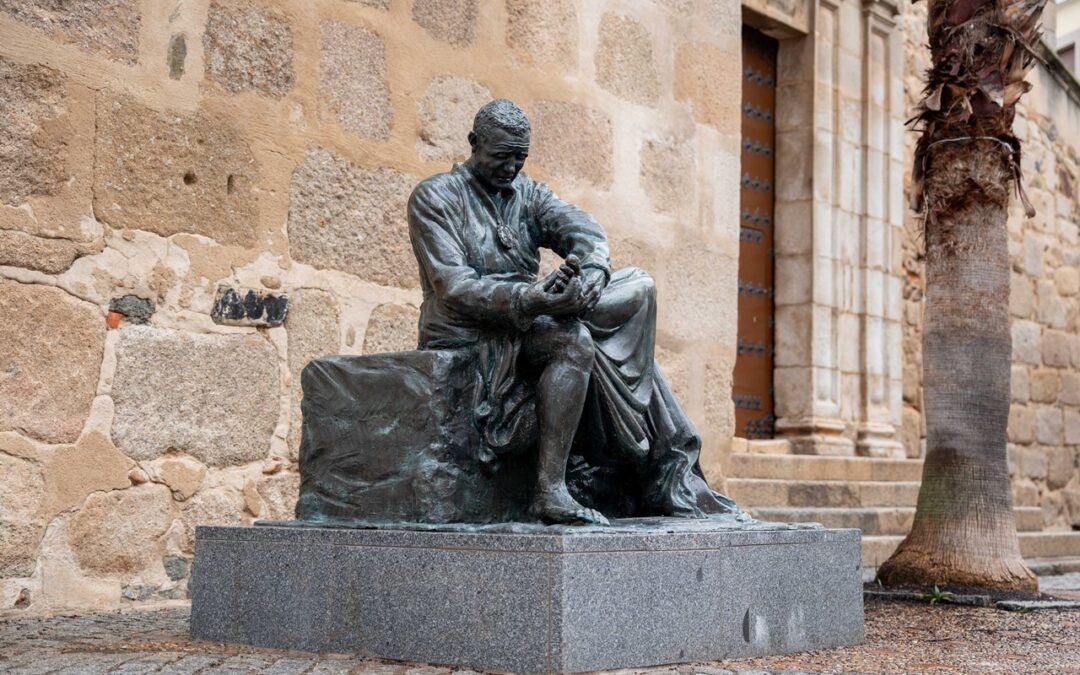 Finaliza la restauración del Monumento al Cofrade que ya luce en su nuevo emplazamiento en la Plaza de Santa María