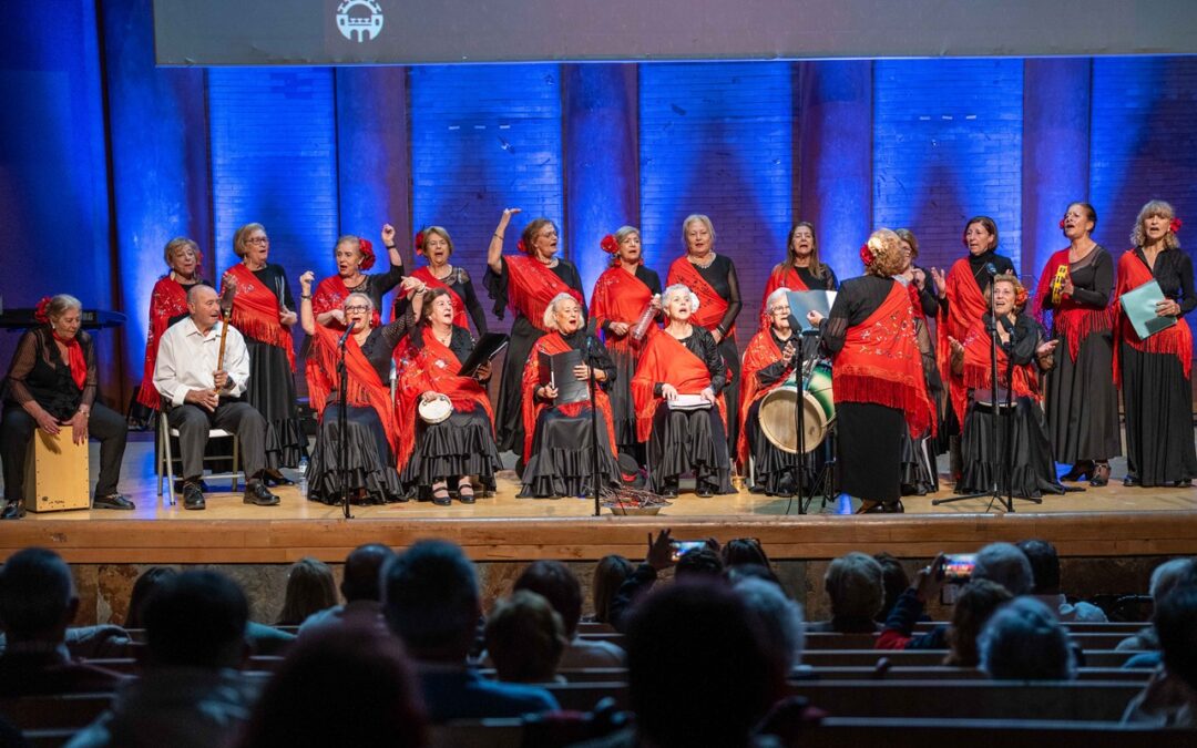 La tradicional Gala de Navidad del Mayor congrega en el Centro Cultural Alcazaba a más de 300 personas mayores de la ciudad