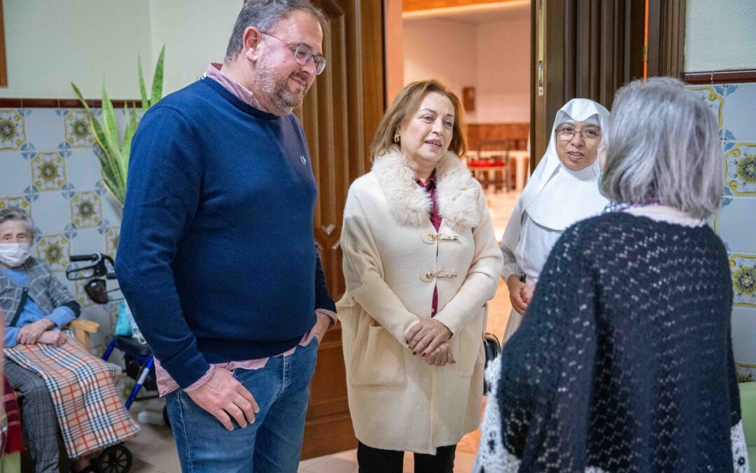 El alcalde realiza la tradicional visita al Hogar de Mayores Santa Teresa Jornet para felicitar las fiestas a las hermanas, trabajadores y a todas y todos los residentes