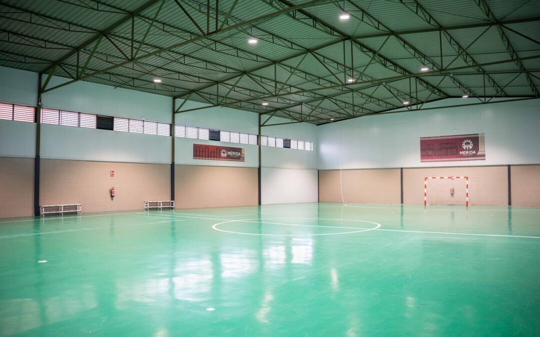El Ayuntamiento concluye la reforma integral de la pista polideportiva de La Antigua con mejoras en la zona de juego, vestuarios, accesos y un sistema de eficiencia energética mediante placas fotovoltaicas