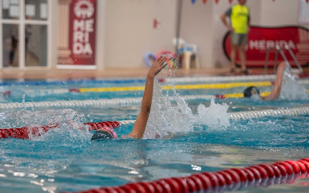 Más de 350 escolares de 13 centros educativos participan en la clausura del primer periodo del Programa de Natación en La Argentina