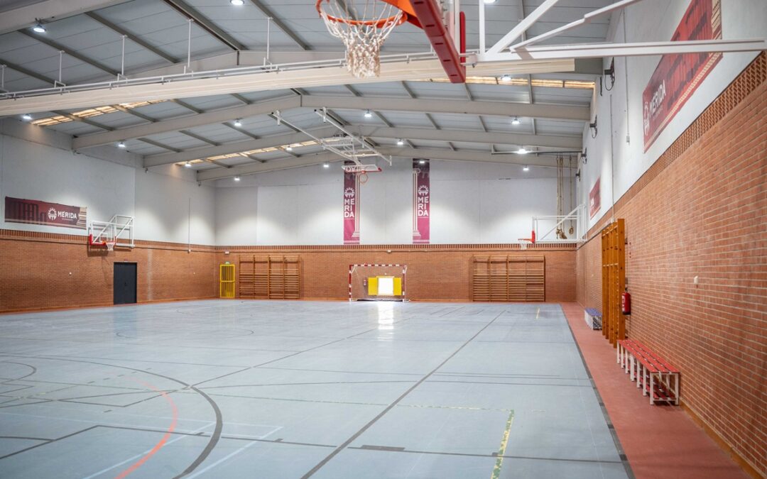 El Alcalde visita el Complejo Polideportivo de Las Abadías donde se han invertido 125.000 euros en su reforma integral