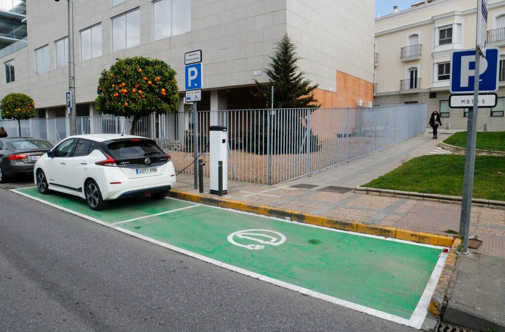El Ayuntamiento de Mérida garantiza el mantenimiento y la gratuidad de los puntos de recarga de vehículos eléctricos