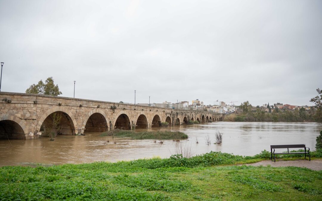 El Ayuntamiento reitera el llamamiento a la ciudadanía para no transitar por los cauces del Guadiana