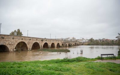 El Ayuntamiento reitera el llamamiento a la ciudadanía para no transitar por los cauces del Guadiana