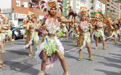 La comparsa las Kheisas, de Santa Amalia, y la Comparsa La Cúpula, de Villanueva de la Serena, encabezan el concurso de pasacalles del Gran Desfile del Carnaval Romano de Mérida en las modalidades adulta e infantil
