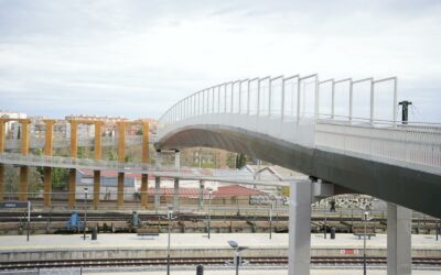 Mérida estrena la pasarela peatonal y ciclista sobre las vías del tren, financiada por el Gobierno de España