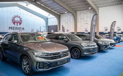 Rodríguez Osuna visita el III Salón del Motor de Mérida y destaca la relevancia del sector en la ciudad