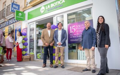 Rodríguez Osuna visita el negocio emeritense `La Botica de los Perfumes´ con motivo de su 15º aniversario