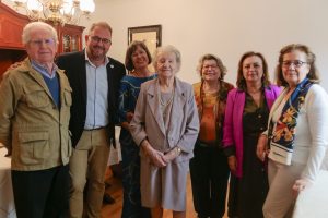 El alcalde visita a Amparo Amorós en el día de su 100 cumpleañosy le impone el Escudo de Oro de la ciudad
