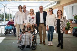 El alcalde, Antonio Rodríguez Osuna, impone el escudo de la ciudad a Josefina Vergel tras cumplir 103 años