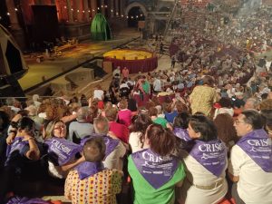 Participantes del Programa CRISOL Mérida asisten a la representación de la obra “Los Hermanos” en el Teatro Romano de la ciudad