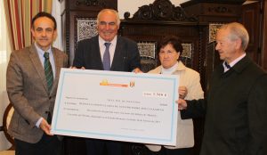 El alcalde y el vicepresidente del Mérida entregan al Comedor social 3.500 euros de la recaudación del partido solidario