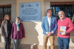 El alcalde inaugura una placa conmemorativa en el 75 aniversario de la fundación del colegio Escolapias en la ciudad