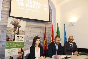 En Tierra de Nadie, una exposición para ponerse en la piel de las personas atrapadas en las fronteras