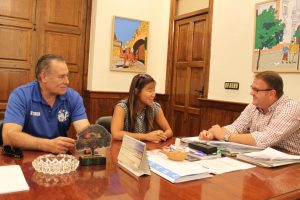 El alcalde recibe a la nadadora paralímpica Isabel Yinghua