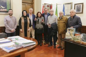 El Alcalde recibe a los socios y al personal de Urgencias Mérida que cierra tras casi cuarenta años de actividad