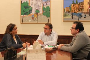 El alcalde recibe a la nueva delegada de Cruz Roja en Mérida, Mara Álvarez