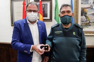 El Alcalde recibe al Capitán de la Guardia Civil, José Fernández Beltrán, que se despide de la ciudad