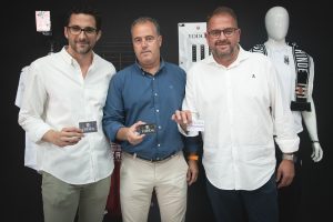 El Alcalde renueva su abono del Mérida AD y pide un esfuerzo a la afición para seguir disfrutando del fútbol del más alto nivel