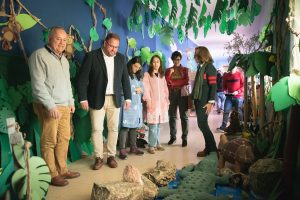 El alcalde visita una recreación de los parques naturales y diferentes ecosistemas en el Colegio Escolapias realizados por los alumnos y sus familias