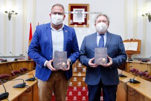 Rodríguez Osuna presenta "Altiva emérita", obra del emeritense José Miguel Núñez