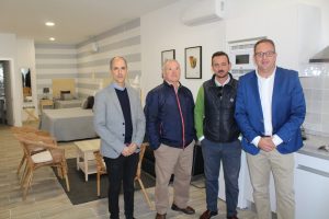 El alcalde inaugura 15 apartamentos turísticos para familias, que ya están ocupados para el puente de diciembre