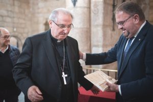 El alcalde, Antonio Rodríguez Osuna, da la bienvenida al nuevo Arzobispo Coadjutor, D. José Rodríguez Carballo al tiempo que agradece “el esfuerzo y dedicación de D. Celso Morga» hacia la ciudad de Mérida