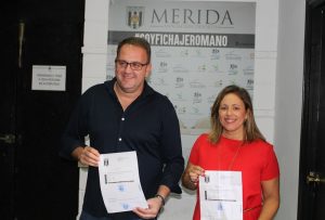 El alcalde respalda la campaña de abonados del Mérida A.D. y anima a la afición a apoyar al equipo