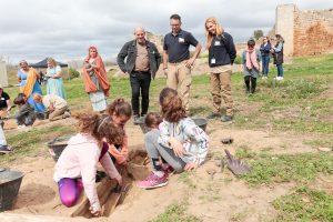 Más de 600 “arqueólogos por un día” excavan y aprenden en el yacimiento de la Huerta de Otero con los alumnos de la Escuela Profesional Barraeca II