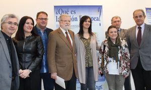 El alcalde destaca las virtudes del europeísmo, en  la muestra ¿Qué es la Unión Europea?