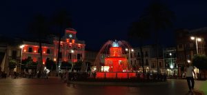 La fachada del Ayuntamiento, la fuente de la Plaza y algunos monumentos se iluminan mañana en color rojo con motivo de la procesión conmemorativa del aniversario de la Cofradía Infantil