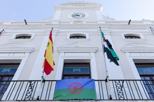 La bandera del Pueblo Gitano y una Declaración Institucional aprobada en el Pleno con motivo del Día Internacional