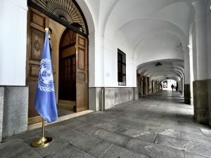 La bandera de las Naciones Unidas ondea en la puerta principal del Ayuntamiento