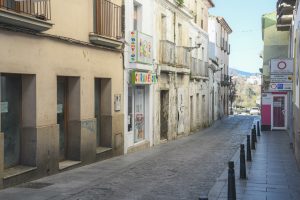 Corte de las calles Cava y Puente por pintura del edificio de la Real Carnicería (Junta de Cofradías)