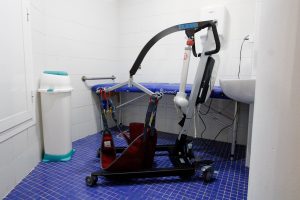 El Ayuntamiento sigue apostando por la accesibilidad universal  con la instalación de un cambiador para personas adultas
