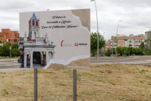 Las entradas a la ciudad ya lucen paneles de bienvenida a la ciudad de Mérida “Cuna del Cristianismo Hispano” con motivo del Año Jubilar